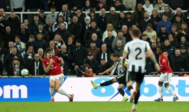 开云-曼联1-2被十人纽卡绝杀！卡里克遭首败，终极考验将定其能否转正