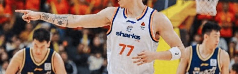 掀翻广东，登顶联赛第1！王哲林怒吼庆祝，张镇麟23+3立大功