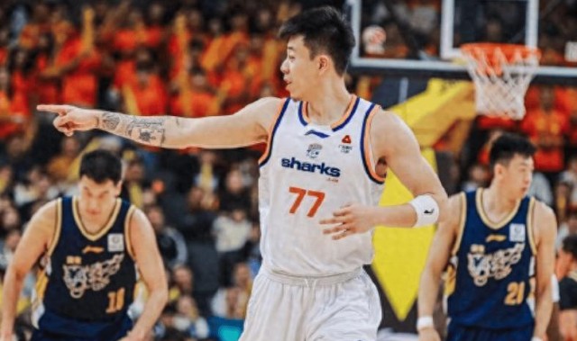 掀翻广东，登顶联赛第1！王哲林怒吼庆祝，张镇麟23+3立大功