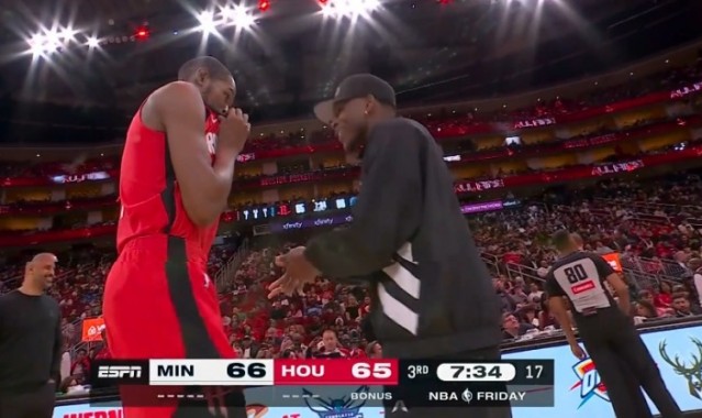 kaiyun-与偶像交流的机会来了！爱德华兹趁计时器出问题与杜兰特聊起来