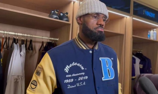 爆了！詹皇暂停斜眼瞪队友，这表情连东契奇都顶不住，何况是顿宝