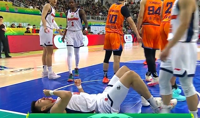 王少杰血洒赛场，奎因37分广东队被淘汰，偰李永炜9助攻小将15分