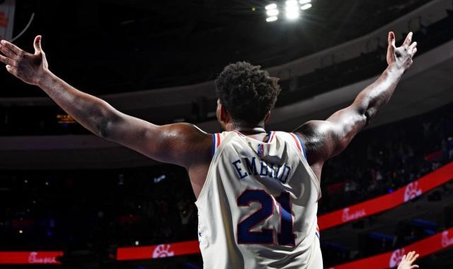 开云-进攻核心防守铁闸 本赛季恩比德彰显完美巨星风范